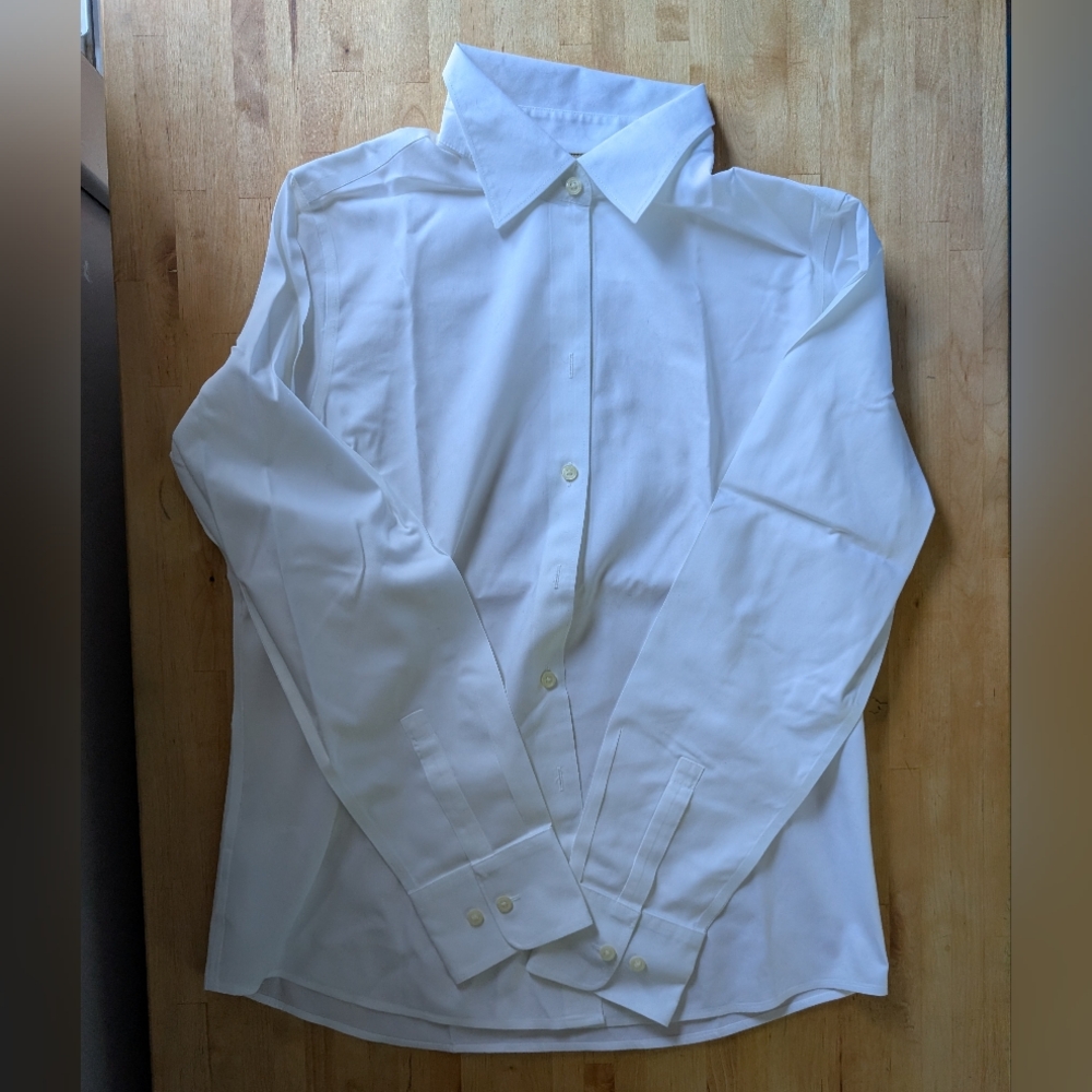 NWOT Eddie Bauer Women's Wrinkle Resistant - Long Sleeve Button Down Shirt - M